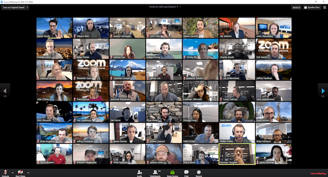 Screenshot przedstawiający wideokonferencję Zoom, w której udział bierze 49 osób